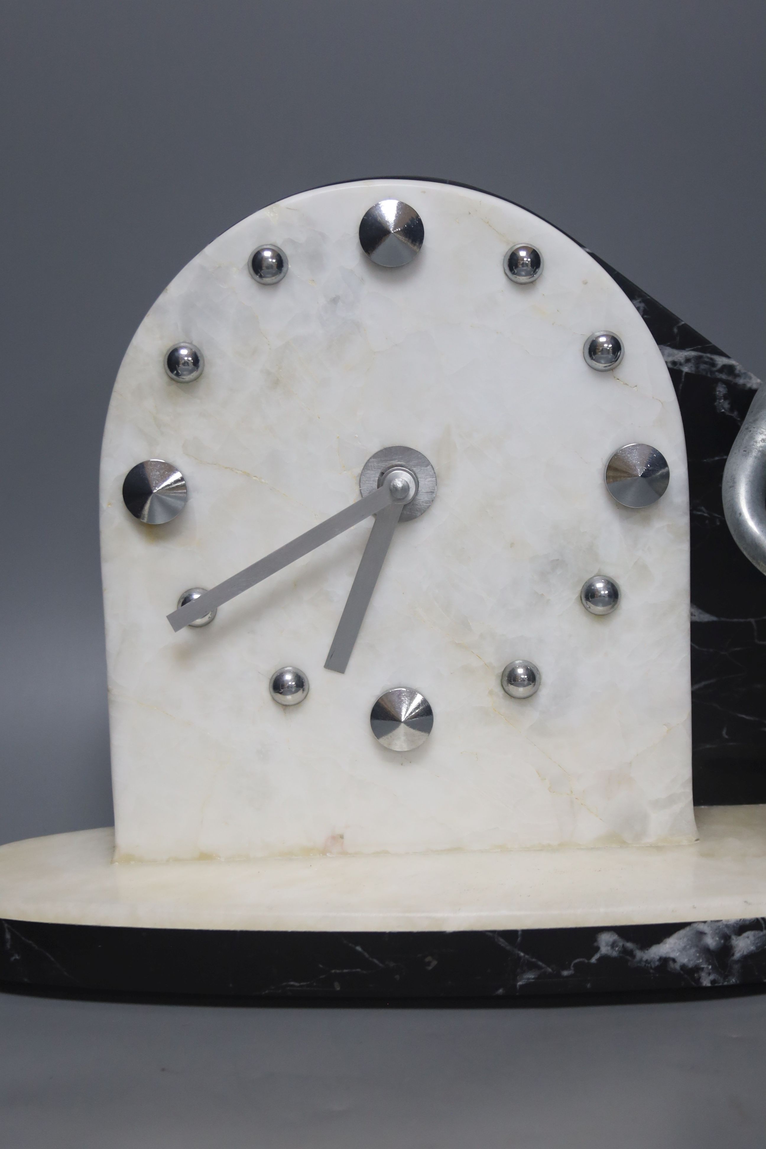 An Art Deco clock garniture, with stork surmount, clock width 41cm (modified quartz movement)
